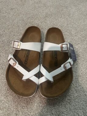 BNWT Birkenstock Womens Size 6 White Strappy Sandals with Rose Gold Buckles